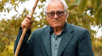 78 yaşındaki Hüseyin Er, Kaman'da ceviz bahçesinde üretmeye devam ediyor