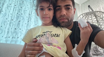 Adana'da çukura giren elektrikli bisiklet devrildi, baba ve kızı yaralandı