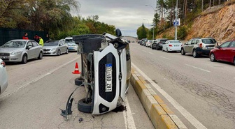 Afyonkarahisar'da iki otomobil çarpıştı, devrilen aracın sürücüsü şans eseri kurtuldu