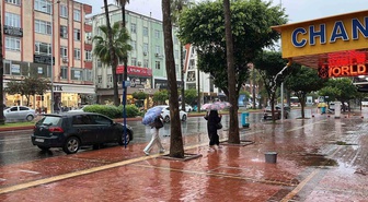 Alanya'da sabah sağanağı hazırlıksız vatandaşlara zor anlar yaşattı