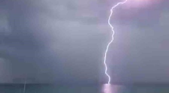 Alanya'da sağanakla çakan şimşekler gökyüzünü aydınlattı, yağış sürecek