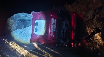 Aydın'da kum yüklü tır devrildi, 1 kişi yaralandı, yol trafiğe kapandı