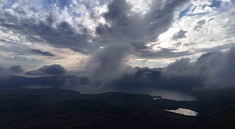 Bitlis Tatvan'da Nemrut Kalderası, üzerine çöken bulutlarla dronla görüntülendi