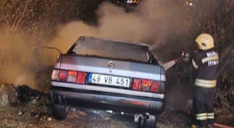 Bodrum'da kazaya karışan otomobilin önünde yangın çıktı, ölen yaralanan olmadı