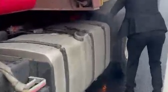 Bolu D-100'de TIR lastiği tutuştu, ilk müdahaleyi Yeni Parti ilçe başkanı yaptı