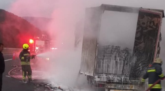 Bolu'da kişisel bakım ürünleri yüklü TIR'ın dorsesinde yangın çıktı, malzemeler yandı