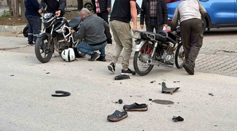 Bolu'da sollama yapan motosiklet karşı motosikletle çarpıştı, 2 kişi yaralandı