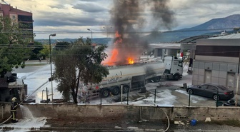 Denizli Pamukkale'de akaryakıt istasyonunda tanker yangını yanındaki tankere sıçradı