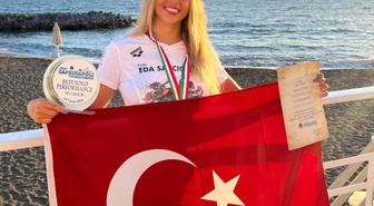 18 yaşındaki Eda Savcıgil okyanusta tarih yazdı! Catalina Kanalı'nı iki rekorla geçti