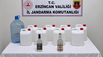 Erzincan Çağlayan'da operasyonda 40 litre etil alkol ile 15 litre sahte rakı bulundu