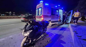 Eskişehir Çevre Yolu'nda otomobile çarpan motosikletin sürücüsü hastaneye kaldırıldı