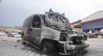 Hatay Antakya'da yanan Fiat Doblo itfaiye tarafından söndürüldü
