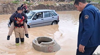 Hatay'da araçta mahsur kalan çocuk, itfaiye personelinin sırtında kurtarıldı