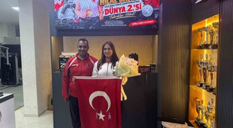 Hilal Bayhan, kick boksta dünya ikincisi olarak Denizli'ye döndü