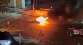 Kağıthane'de otomobilin motorunda çıkan yangın, aracı kullanılamaz hale getirdi