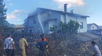 Karabük Safranbolu'da evin çatısında çıkan yangın itfaiye ekiplerince söndürüldü