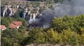 Karabük Safranbolu'da tek katlı evin çatısındaki yangını itfaiye söndürdü