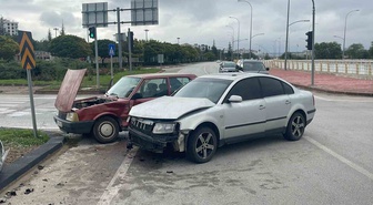 Karaman'da otogar kavşağında iki otomobil çarpıştı, 1 kişi yaralandı