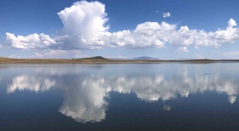 Kars Selim'de Bayburt Baraj Gölü'nde bulutlar suya yansıyıp manzaraya dönüştü