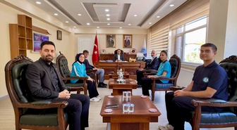 Keban Kaymakamı Onur, Abu Dabi finaline kalan 3 öğrenci ve öğretmeni kabul etti