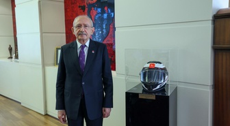Kılıçdaroğlu, Pekeroğlu'nun kendisine emanet edilen kaskını makam odasına koydu