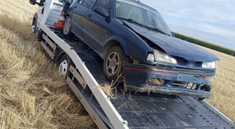 Konya'nın Kulu ilçesinde şarampole devrilen otomobilde 2 kişi yaralandı