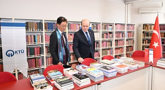 KTÜ Faik Ahmet Barutçu Kütüphanesi'ne Japonya'dan 175 kitap teslim edildi