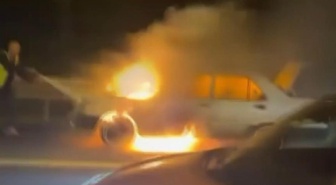 Küçükçekmece TEM Otoyolu'nda yanan otomobildeki yangın itfaiye ekiplerince söndürüldü