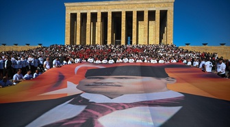 LÖSEV üyeleri ve lösemili çocuklar aileleriyle Anıtkabir'de çelenk bıraktı