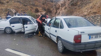 Malatya-Kayseri karayolunda kafa kafaya çarpışan iki otomobilde 6 kişi yaralandı