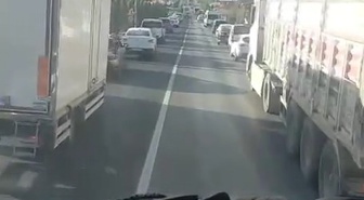 Mardin-Diyarbakır yolunda sürücüler itfaiye aracına fermuar yöntemiyle koridor açtı