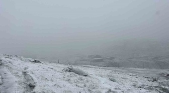 Rize'nin Çamlıhemşin ilçesindeki Avusor Yaylası'nda kar yağışı sezonu kapattı