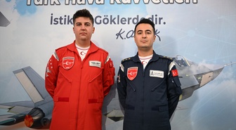 Türk Yıldızları pilotları Şanlıurfa'da gençlere hayallerinden vazgeçmeyin dedi
