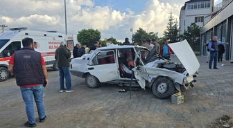 Van Edremit'te iki otomobil çarpıştı, kazada 6 kişi yaralandı