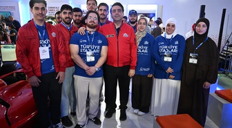YTB stajındaki mühendis adayları TEKNOFEST'te savunma sanayisini inceliyor
