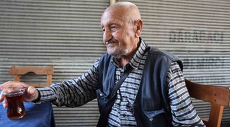 Adana Kozan'da 86 yaşındaki Bayram Ersin, çay için her gün 8 kilometre yürüyor