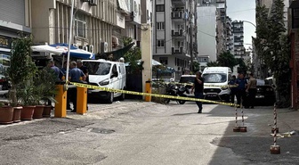Adana Seyhan'da iş yeri önünde 2 kişiye ateş açıldı, 1 kişi öldü, 1 kişi yaralandı