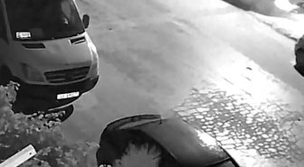 Afyonkarahisar Bolvadin'de otomobil elektrik direğine çarptı, sürücü hafif yaralandı