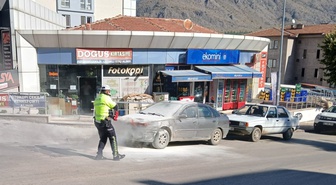KPSS'ye giren gencin otomobili sınav sırasında alev aldı! Trafik polisleri tüple yetişti