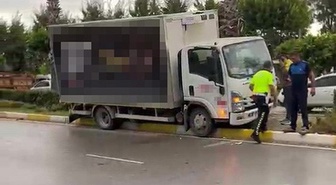 Antalya Manavgat'ta fenalaşan kamyonet sürücüsü refüje çıkıp yaralandı