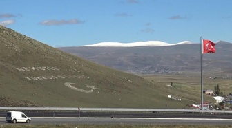 Ardahan'da 3 bin rakımlı Cin Dağı ile Kısır Dağı'nın zirvesine kar yağdı