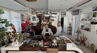 Atakum'daki esnaf kooperatifi başkanının makam odası eski el emeği eserlerle donandı