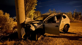 Aydın Nazilli'de otomobil elektrik direğine çarptı, 2 kişi yaralandı