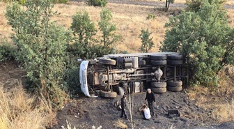 Bingöl-Muş karayolunda devrilen kamyonun sürücüsü ağır yaralandı