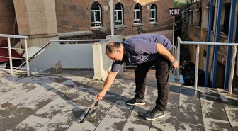 Bitlis Adilcevaz'da kasabın bakımını üstlendiği karga her gün dükkana geliyor