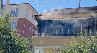 Bolu'da balkondaki elektrik yangını itfaiye evin içine sıçramadan kontrol altına aldı