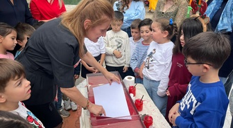 Buca'da anaokulu öğrencileri aileleriyle ebru sanatıyla Türk bayrağı işledi