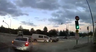 Bursa'da hastane çıkışında kamyonet motosiklete çarptı, sürücü yerde sürüklendi