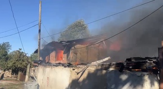 Bursa Mustafakemalpaşa'da ev yangını yapılara sıçradı, 5 araçla kontrol altına alındı