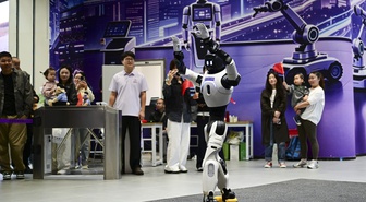 Çin'de Ulusal Gün tatilinde yapay zeka robotları turistlerin ilgisini çekti